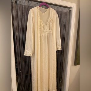 Two piece night gown, XL.  No stains or tears, soft fabric, no belt.